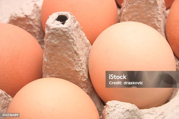 Foto de Ovos e mais fotos de stock de Caixa de Ovos - Caixa de Ovos, Com Protuberâncias, Comida