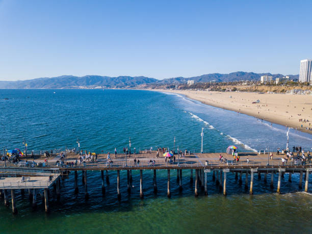 vistas aéreas del muelle de santa mónica - santa monica pier city of los angeles los angeles county aerial view fotografías e imágenes de stock