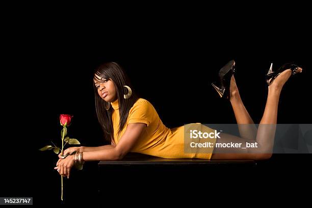 Afroamericana Menina Sensual Com Rosa - Fotografias de stock e mais imagens de 20-24 Anos - 20-24 Anos, 20-29 Anos, Adulto