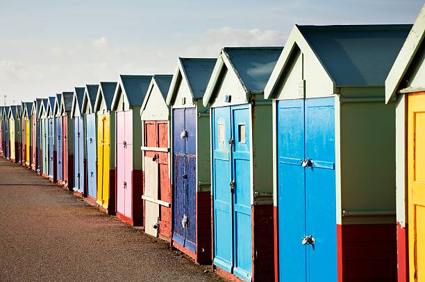 bunten hölzernen strandhütten - english culture uk promenade british culture stock-fotos und bilder