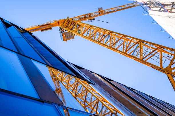 grúa moderna en una obra de construcción - construction concrete large building activity fotografías e imágenes de stock