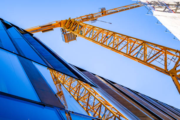 gru moderna in un cantiere - crane construction equipment construction equipment foto e immagini stock