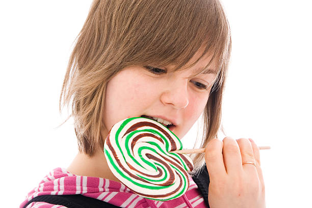 La chica con azúcar candy aislado sobre un blanco - foto de stock