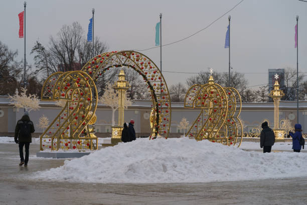 2023 like a decoration of the entrance into city park vdnkh in winter sunset - vdnk imagens e fotografias de stock