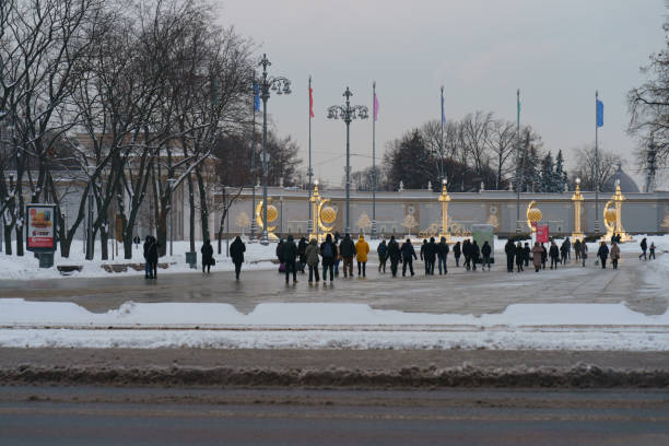 people walk in the moscow city park vdnkh. - vdnk imagens e fotografias de stock