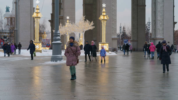 moscow public park vdnkh in december in sunset - vdnk imagens e fotografias de stock