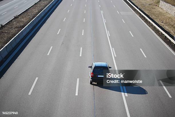 Un Automóvil En Alemán Autobahn 8 Vías Foto de stock y más banco de imágenes de Coche - Coche, En movimiento, Autopista