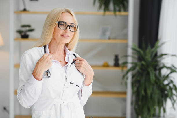 病院で白衣を着た成熟した白人の上級女医。 - medicine lab coat hospital senior adult ストックフォトと画像