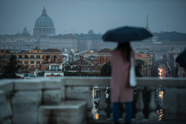 женщина-туристка в дождливом риме - cupola people rome lazio стоковые фото и изображения