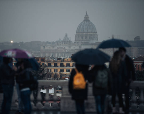 зима в риме с туристом - cupola people rome lazio стоковые фото и изображения