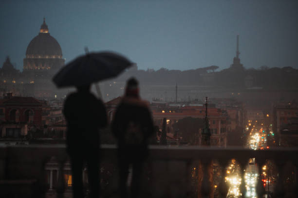 観光客と雨とのローマのロマンス - rome italy city cupola ストックフォトと画像