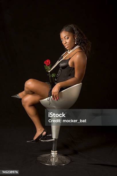 Sexy Ragazza Afroamericana Con Rosa - Fotografie stock e altre immagini di 20-24 anni - 20-24 anni, Adulto, Afro-americano