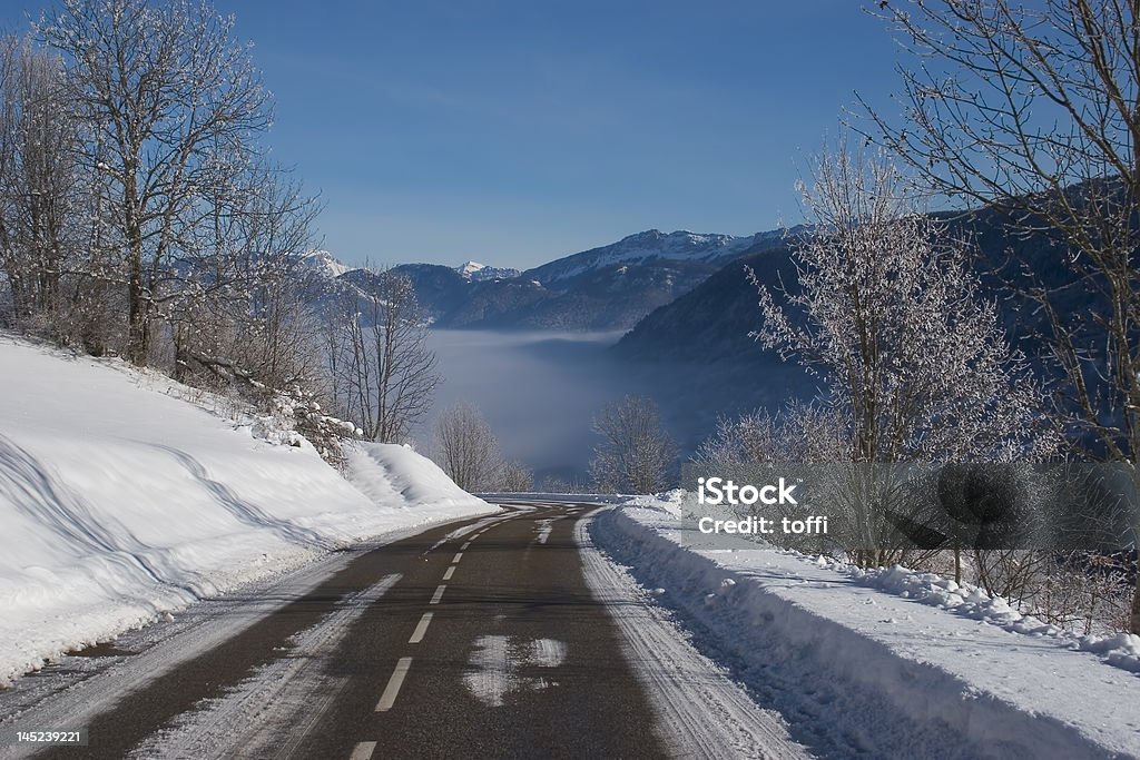 Camino cubierto de nieve de montaña - Foto de stock de Actividades recreativas libre de derechos