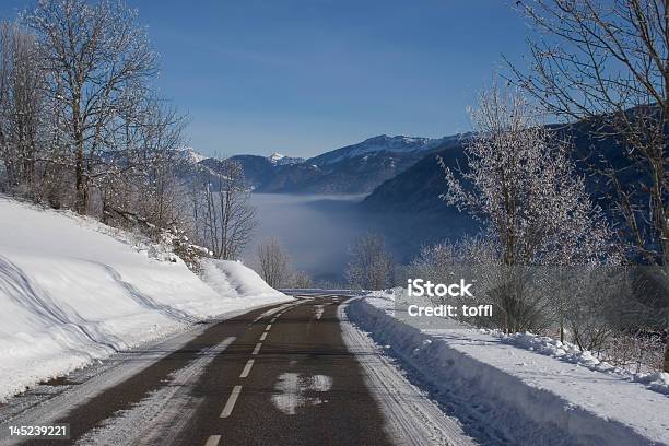 Camino Cubierto De Nieve De Montaña Foto de stock y más banco de imágenes de Actividades recreativas - Actividades recreativas, Adulto, Aire libre