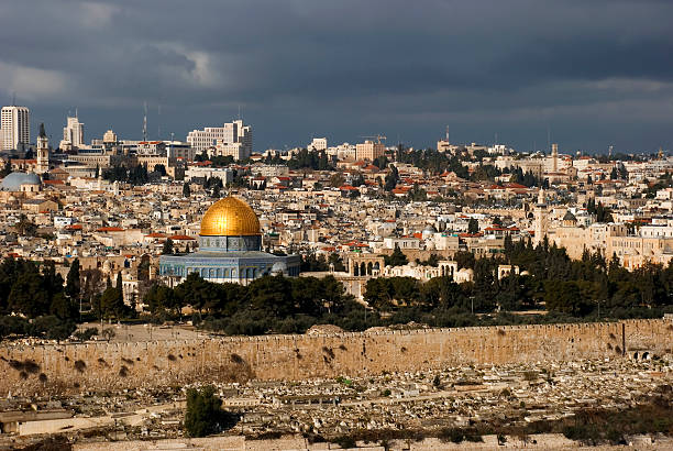священном городе иерусалиме - god column dome mountain стоковые фото и изображения