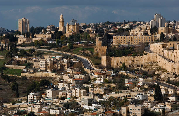 священном городе иерусалиме - god column dome mountain стоковые фото и изображения
