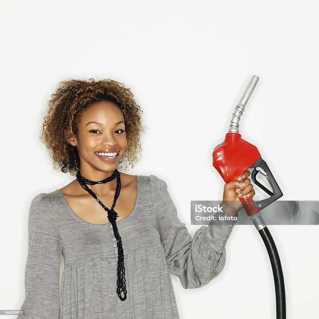 Mulher segurando a gás nozzle - Foto de stock de Bomba de Combustível royalty-free