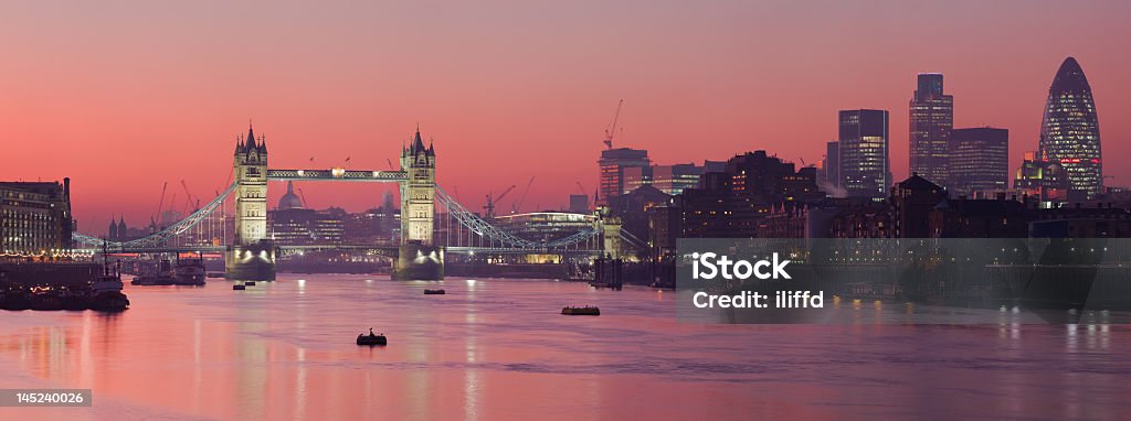 Tower Bridge e da Cidade de Londres ao pôr do sol Vermelho profundo - Royalty-free Tower Bridge Foto de stock