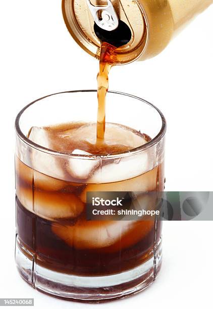 Vertido A Foto de stock y más banco de imágenes de Bebida - Bebida, Cola - Gaseosa, Cubito de Hielo