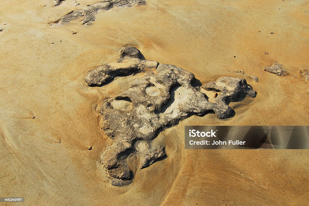 Песок завитки вокруг пляж с камнями - Стоковые фото Без людей роялти-фри