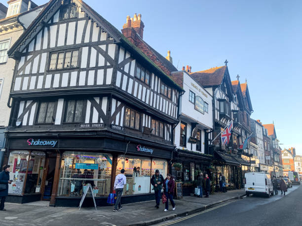 minster street view of salisbury, wiltshire, england, uk - house residential structure non urban scene tudor style imagens e fotografias de stock