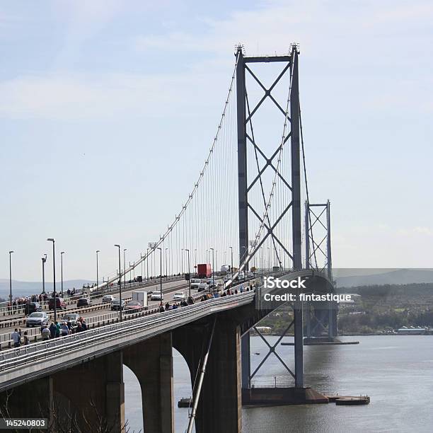 Puente Forth Road Bridge Foto de stock y más banco de imágenes de Agua - Agua, Aire libre, Cable de acero