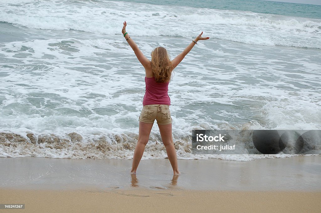 Frau mit Arme heben am Strand - Lizenzfrei Beten Stock-Foto