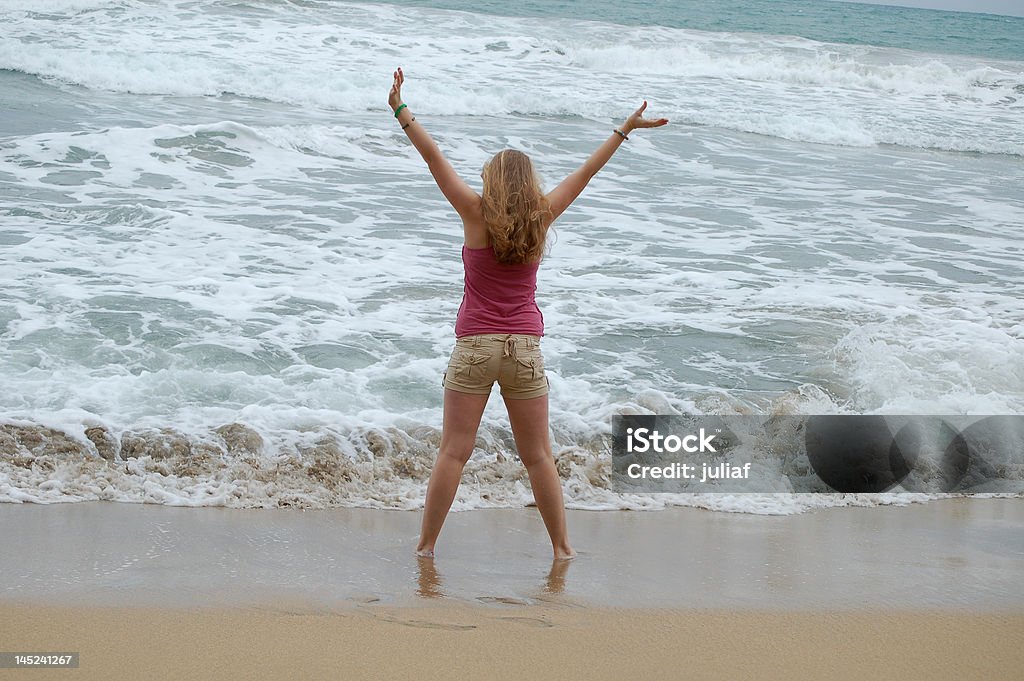 Femme sur la plage avec Bras en l'air - Photo de Activité de loisirs libre de droits
