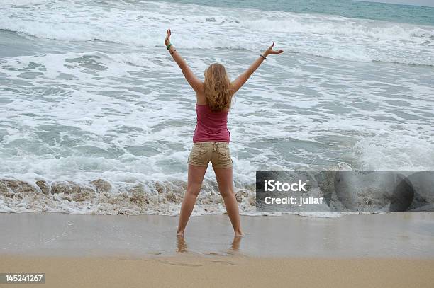 Mulher Na Praia Com Os Braços Levantados - Fotografias de stock e mais imagens de Adolescente - Adolescente, Adolescência, Adulto