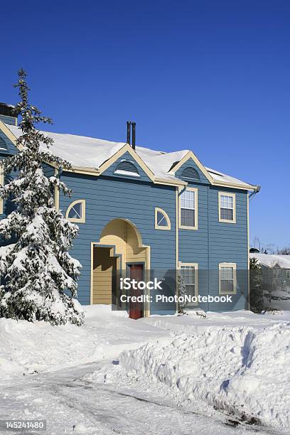 Snowcovered House Im Winter Stockfoto und mehr Bilder von Außenaufnahme von Gebäuden - Außenaufnahme von Gebäuden, Baum, Bauwerk