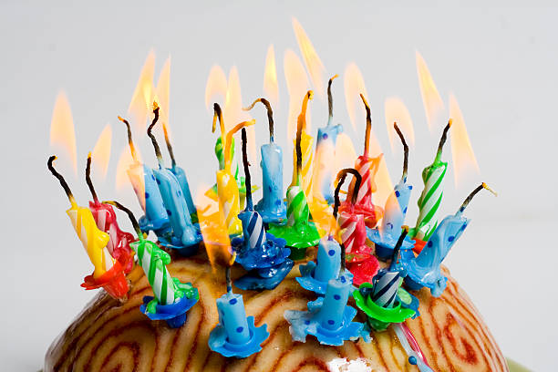 pastel con velas ardor - birthday inferno blue vibrant color fotografías e imágenes de stock