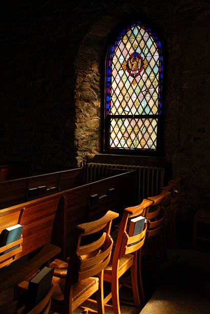 buntglas am nachmittag - stained glass pew church hymnal stock-fotos und bilder