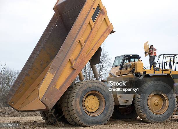 Foto de Caminhão De Descarga E Mecânica e mais fotos de stock de Caminhão Basculante - Caminhão Basculante, Consertar, Mecânico