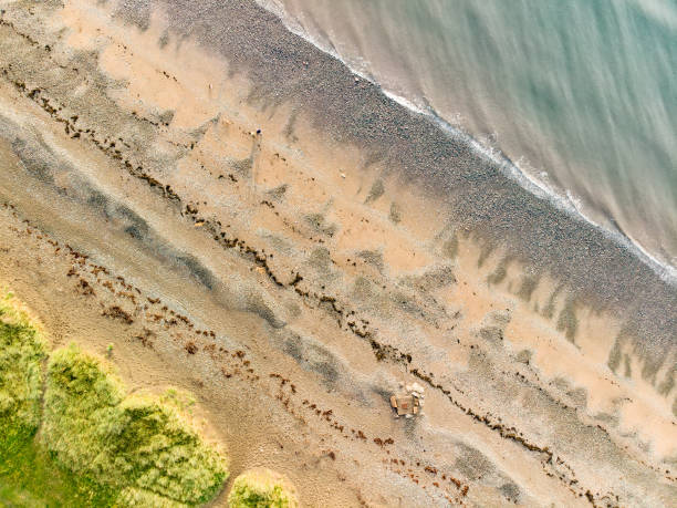 widok z lotu ptaka na plażę wioski allonby w dystrykcie allerdale w kumbrii w wielkiej brytanii - scenics coastline uk moss zdjęcia i obrazy z banku zdjęć