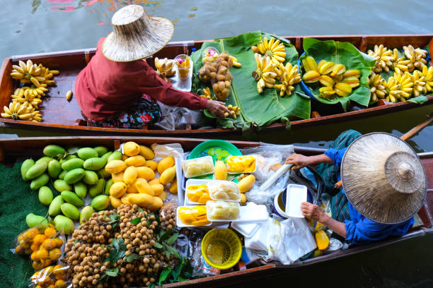 famoso mercado flotante damnoen saduak en tailandia, farmer va a vender productos orgánicos, frutas, verduras y comida tailandesa, concepto de turismo de la provincia de ratchaburi. tailandia - bangkok fotografías e imágenes de stock