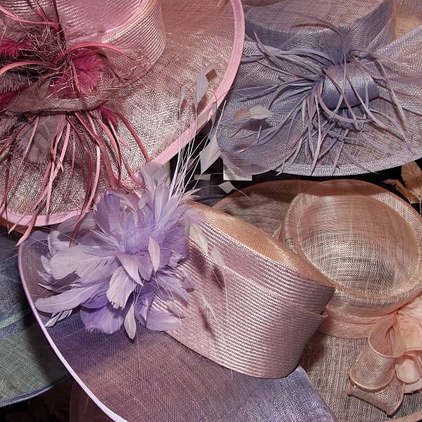 mariage chapeaux exposés dans la boutique - hat shop photos et images de collection