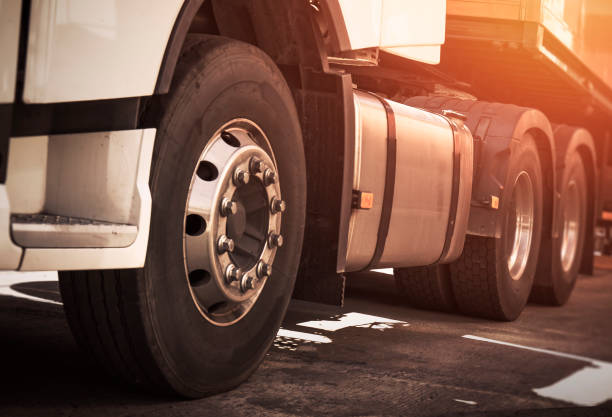 ciężarówka z naczepą na parkingu. koła ciężarówek, opony. guma, opony ciężarowe. ciężarówki logistyka transportu. - semi truck vehicle trailer truck empty zdjęcia i obrazy z banku zdjęć