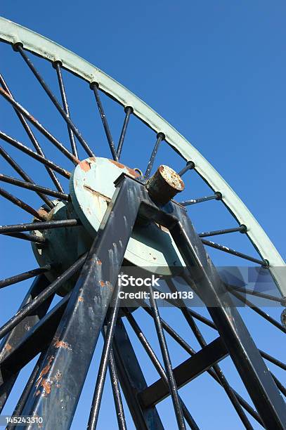 Foto de Roda De Polia e mais fotos de stock de Carvão - Carvão, Círculo, Enferrujado