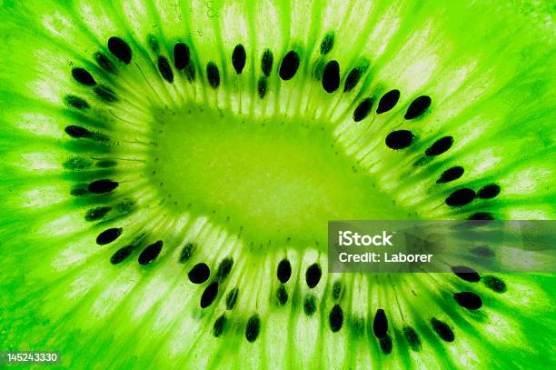 Owoce Kiwi Przekroju Na Jasnym Tabeli Z Podświetleniem - zdjęcia stockowe i więcej obrazów Bez ludzi