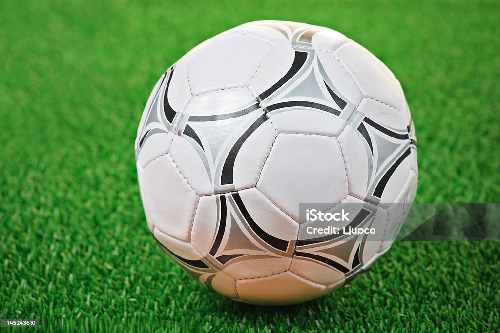 Pelota de fútbol en contra de hierba fondo - Foto de stock de Fútbol libre de derechos