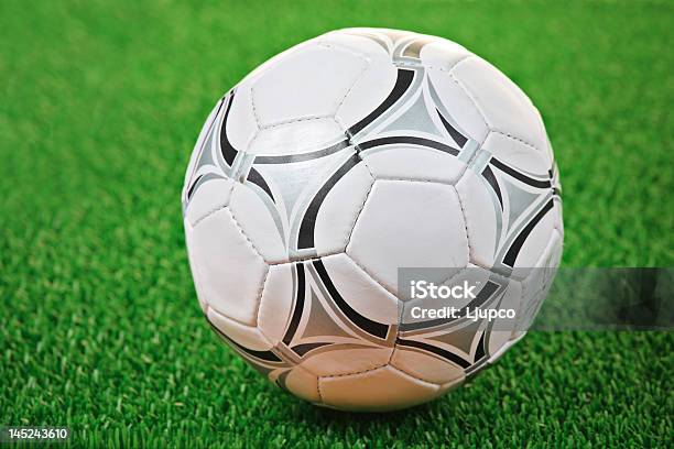 Pelota De Fútbol En Contra De Hierba Fondo Foto de stock y más banco de imágenes de Fútbol - Fútbol, Hierba - Pasto, Pelota de fútbol