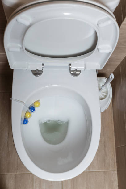 トイレの上面図。クリーニングボールでトイレを開きます。芳香剤とトイレ用洗剤。 - toilet public restroom air freshener cleaning ストックフォトと画像