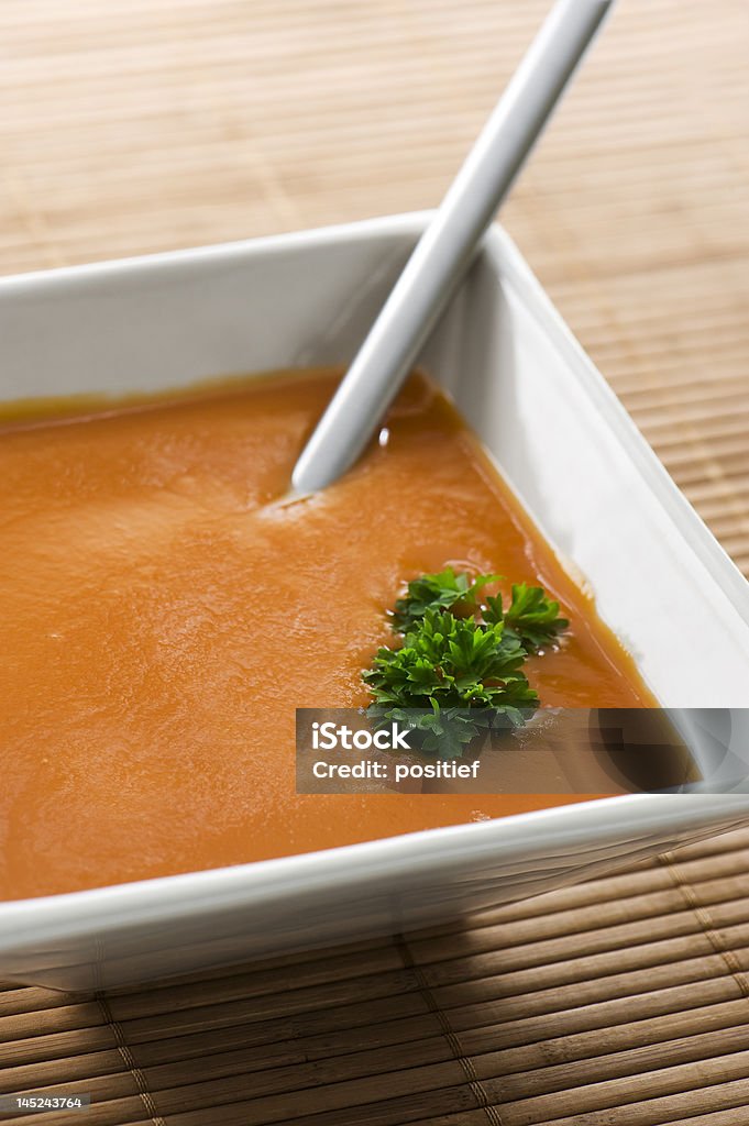 Sopa de tomate en square bowl. - Foto de stock de Alimento libre de derechos