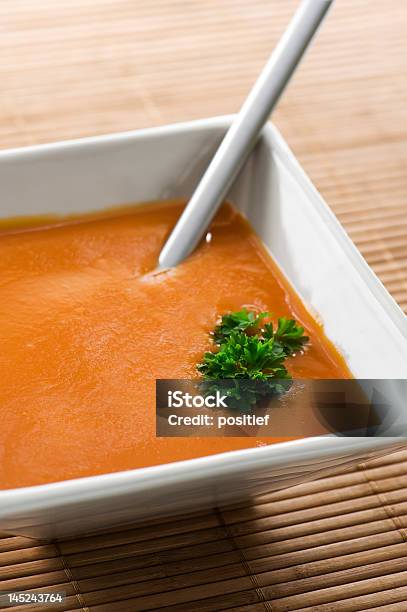 Sopa De Tomate En Square Bowl Foto de stock y más banco de imágenes de Alimento - Alimento, Alimentos cocinados, Asistencia sanitaria y medicina