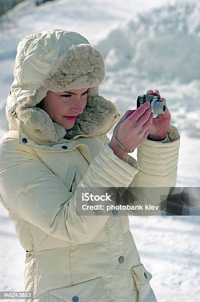 Mulher De Fotógrafo De Férias De Inverno - Fotografias de stock e mais imagens de Adolescência - Adolescência, Adulto, Ao Ar Livre