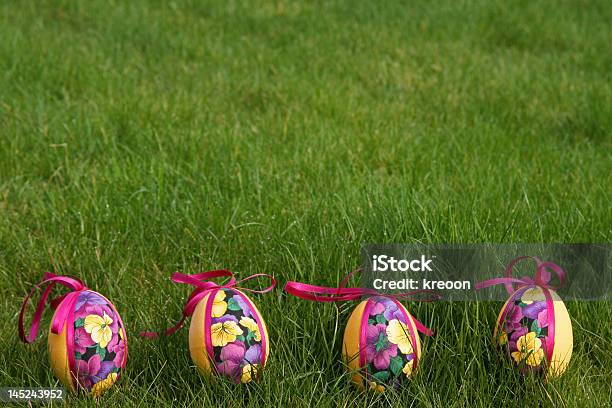 Foto de Ovos De Páscoa No Prado e mais fotos de stock de Abril - Abril, Amarelo, Arte e Artesanato - Assunto