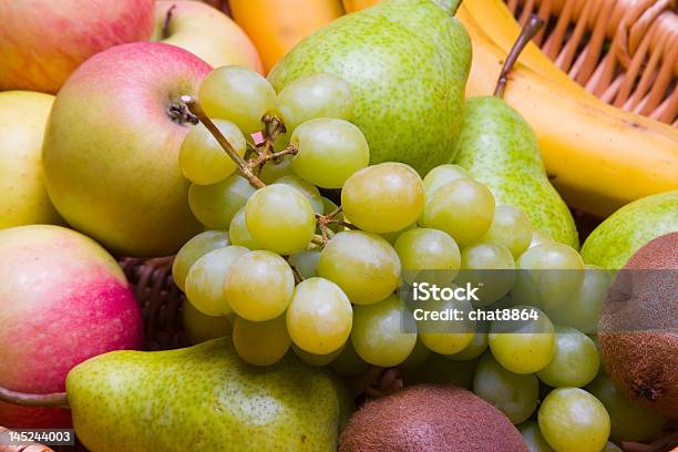 Obstkorb Stockfoto und mehr Bilder von Apfel - Apfel, Birne, Fotografie