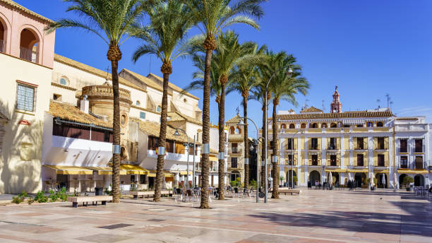 praça da cidade de ecija em um dia ensolarado com céu azul e calor no ar. - plaza de espana sevilla town square seville - fotografias e filmes do acervo