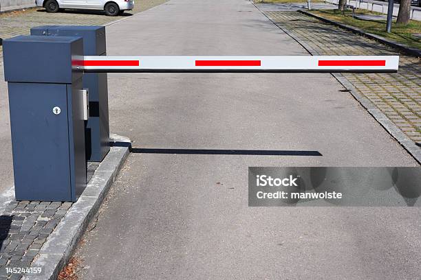 Barrera De Rojo Y Blanco En La Entrada Del Estacionamiento Foto de stock y más banco de imágenes de Barrera de seguridad - Estructura de edificio