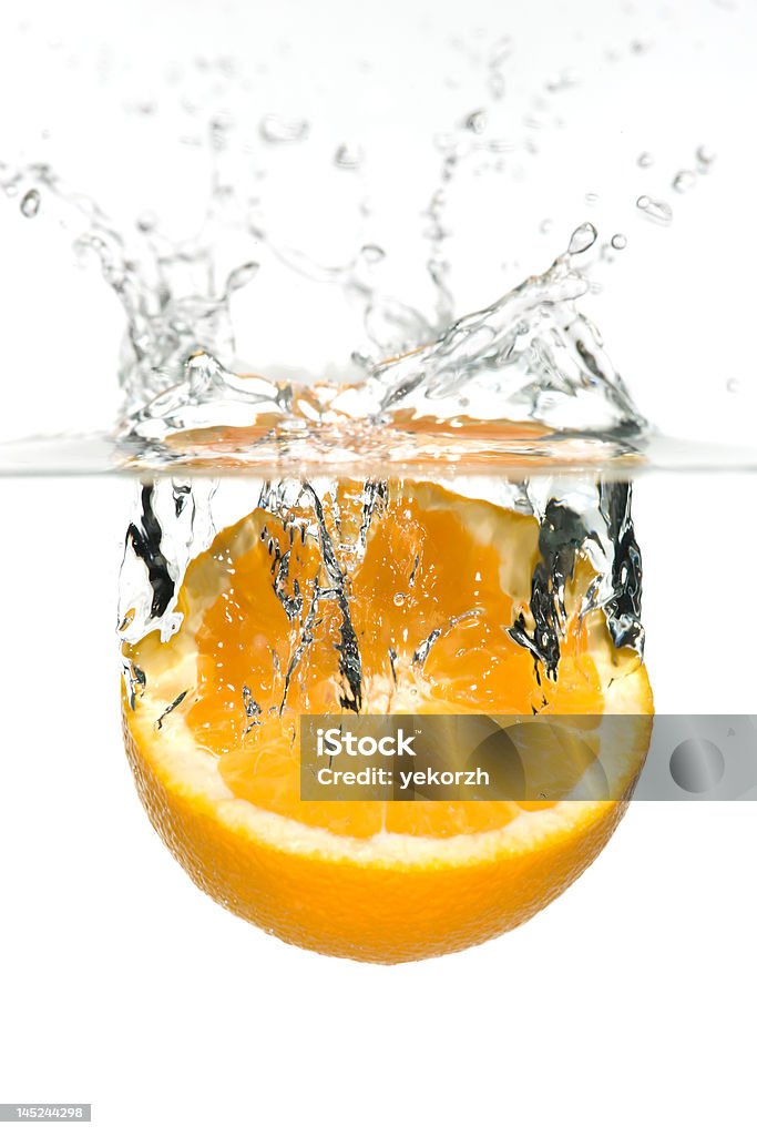 Arancia in acqua - Foto stock royalty-free di A mezz'aria